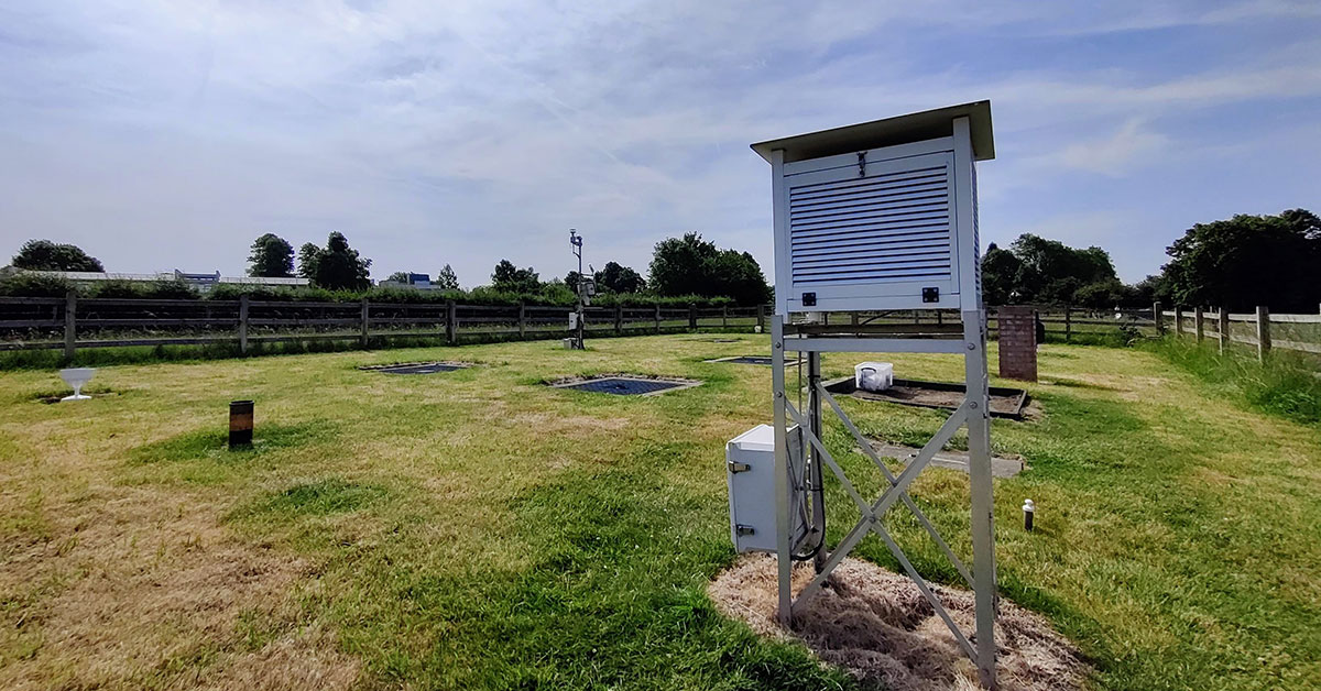 Wallingford Met Site, including the Stevenson screen housing thermometers in the foreground