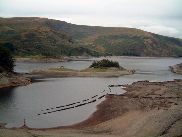 Low levels at Haweswater Reservoir, Sep 2003 by John Douglas and is licensed under CC BY 2.0