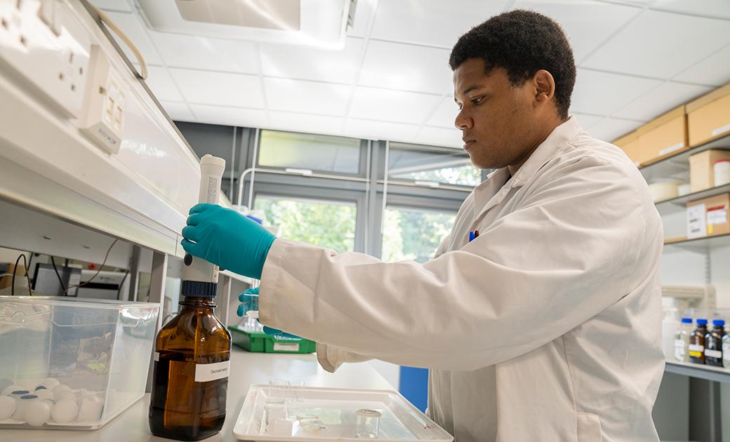 Fred Duarte working in the Atmospheric Analysis Facility: Trace Gases and Aerosols