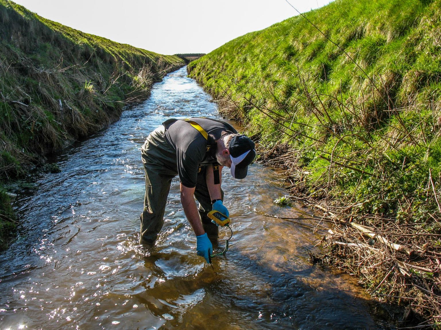 Man stod in shallow river testing