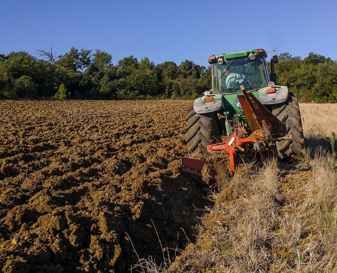 tractor in field  Picture: Pixabay