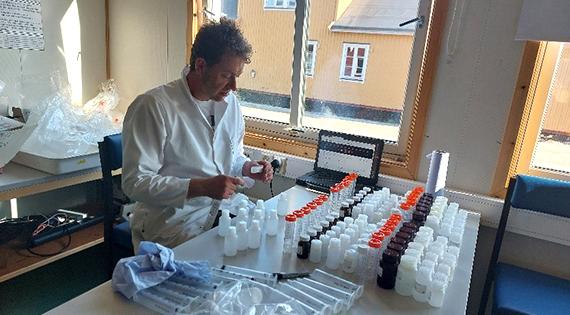 UKCEH Nathan Callaghan preparing bottles in the lab