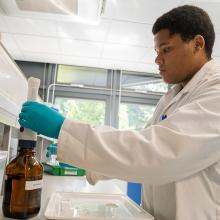 Fred Duarte working in the Atmospheric Analysis Facility: Trace Gases and Aerosols