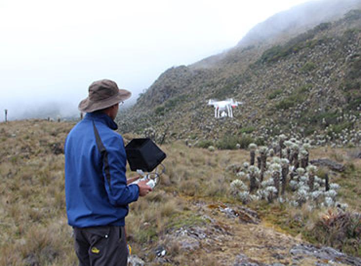 Paraguas Charles operating drone