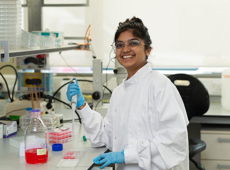 PhD student Shankari Anna Balan working in the UKCEH molecular biology laboratories