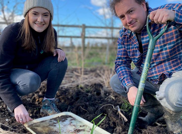 Alice Hope and Alex Robinson from UKCEH with a tray containing earthworms