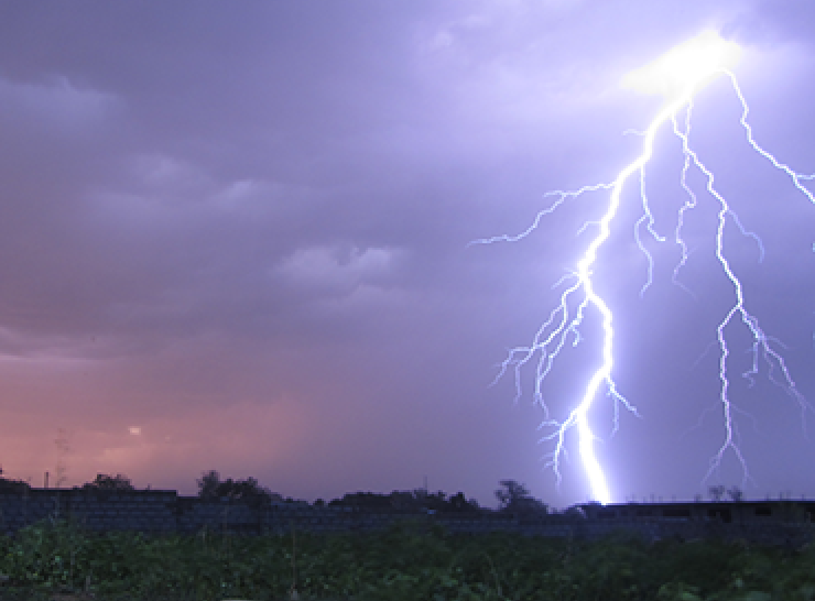 Lightning bolt appearing to reach the ground